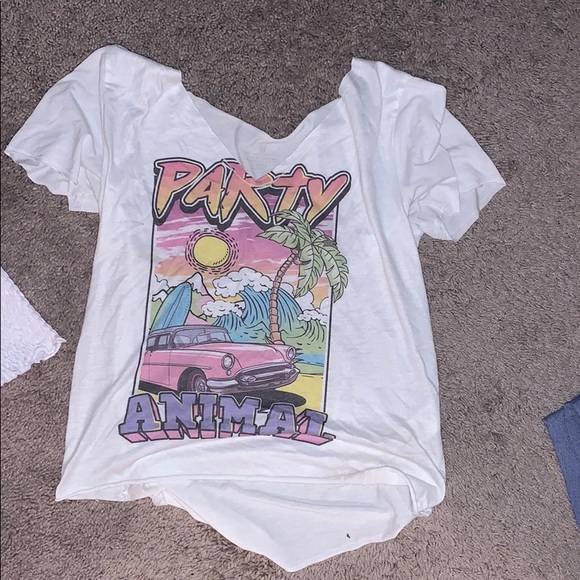 Selling this graphic tee from cotton on :) - Picture 1 of 4